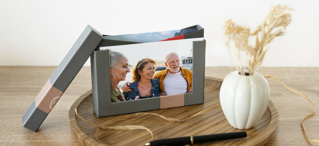Superbe image d'un cadre avec photo et vase, créant une atmosphère chaleureuse.