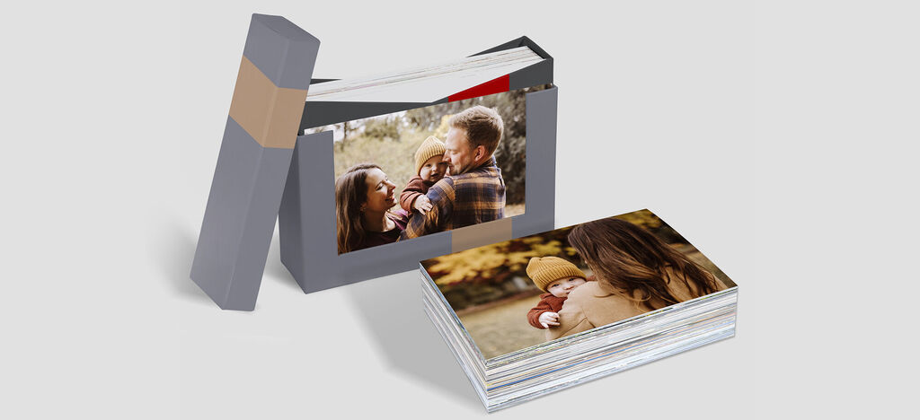 CEWE PHOTOBOOK avec des images de moments familiaux heureux et un parent aimant avec un enfant