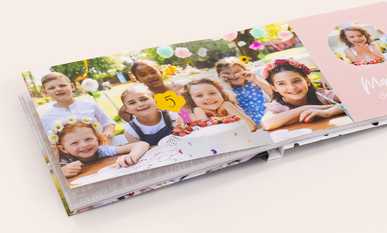 Un album photo A5 paysage 19x15 cm ouvert et montrant une photo d'enfants heureux