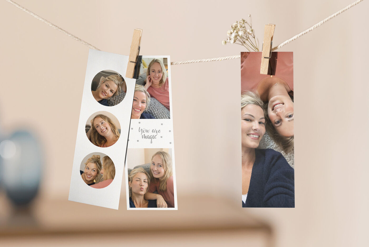 Deux photos de personnes heureuses suspendues sur une corde à linge, dans un cadre chaleureux et accueillant