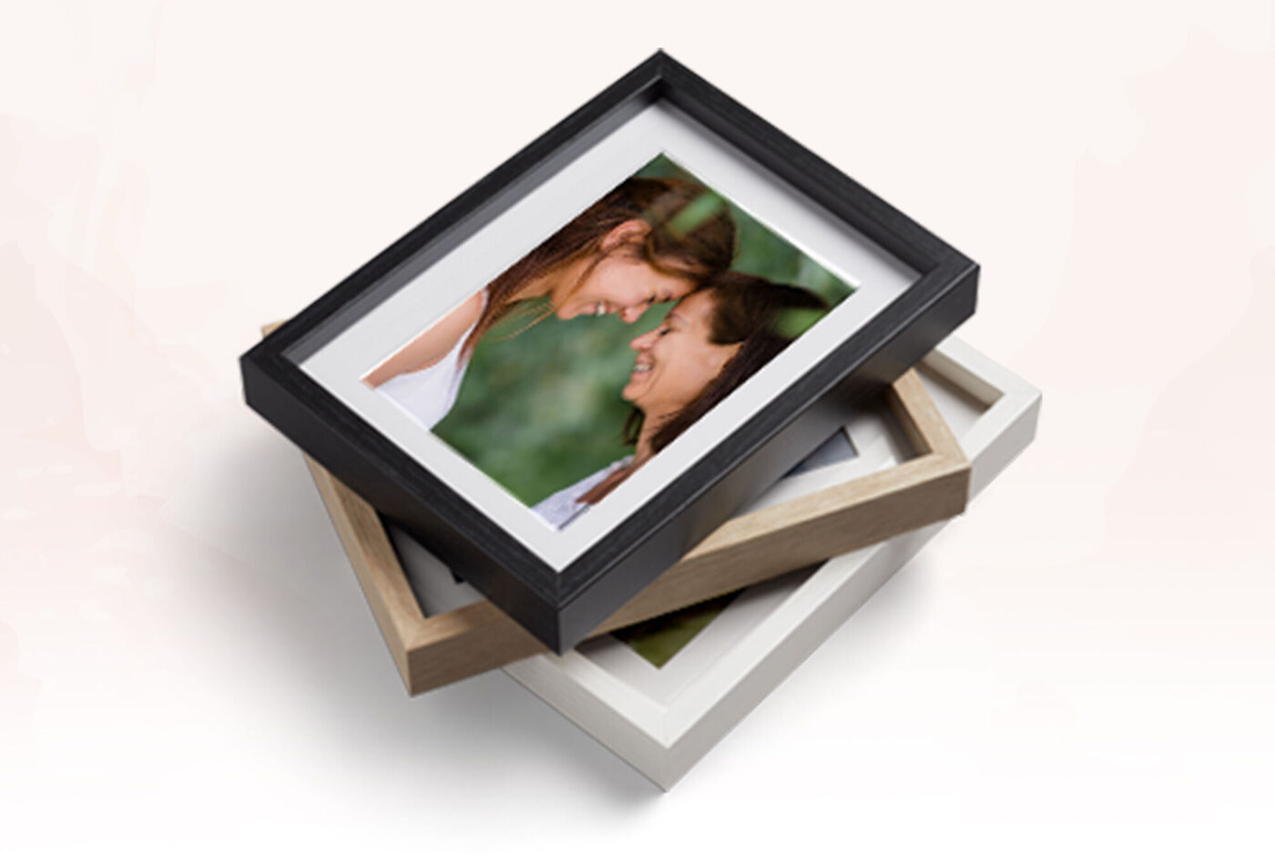 Trois cadres photo élégants de différentes tailles et couleurs avec une photo à l'intérieur.