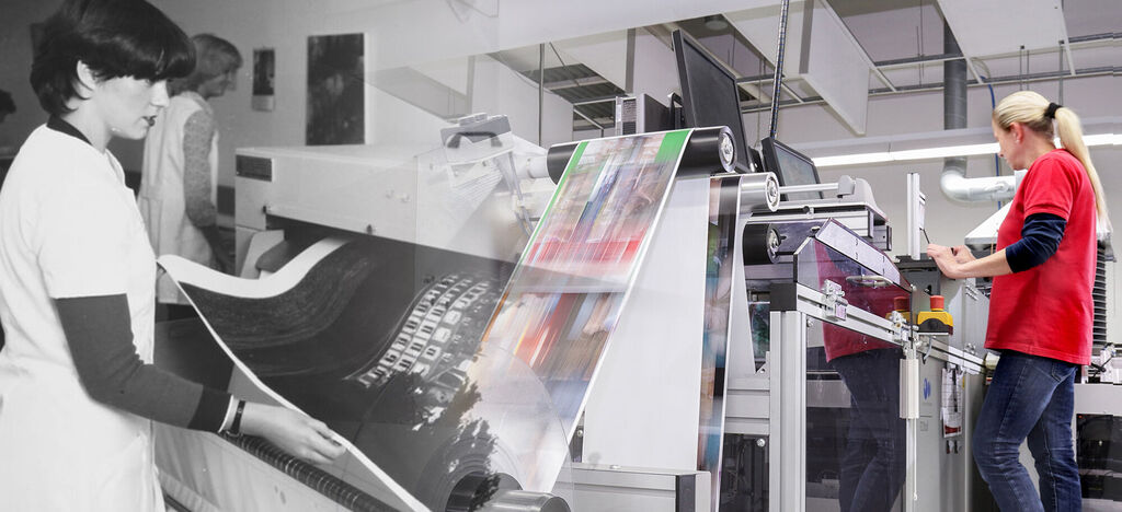 Deux personnes travaillant sur des presses dans une imprimerie moderne.