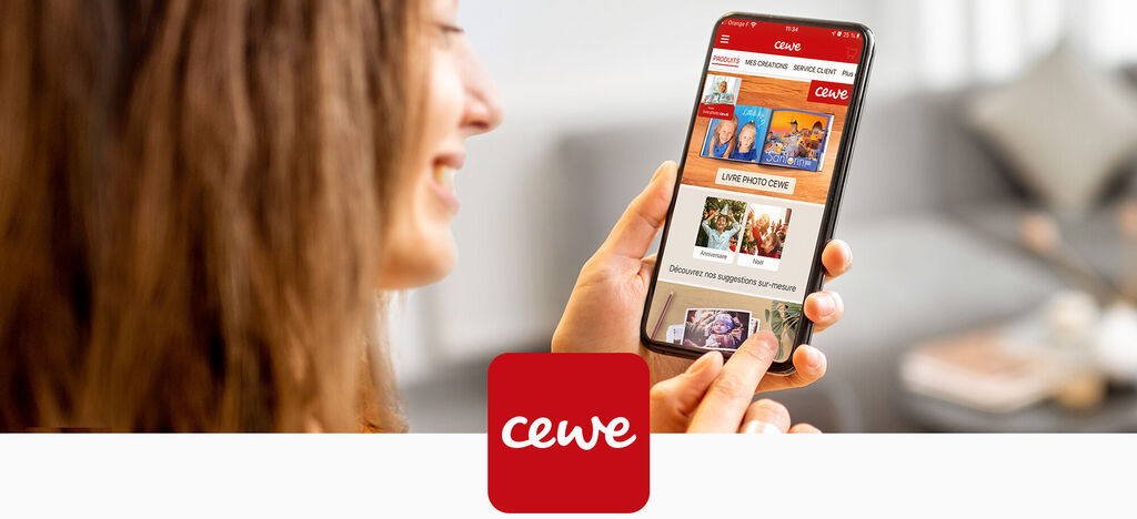 Une personne utilise l'application CEWE sur son smartphone pour créer des souvenirs.