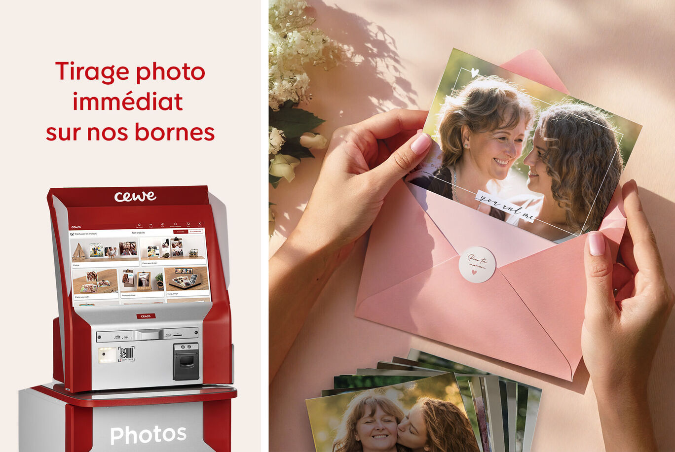 Des mains tiennent des photos et une enveloppe rose avec logo CEWE, une borne photo en arrière-plan.