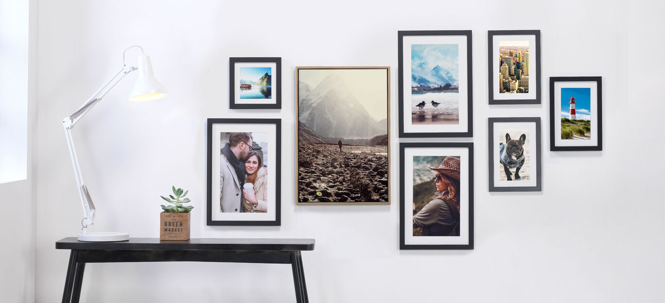 Plusieurs formats de posters photo encadrés sur un mur blanc