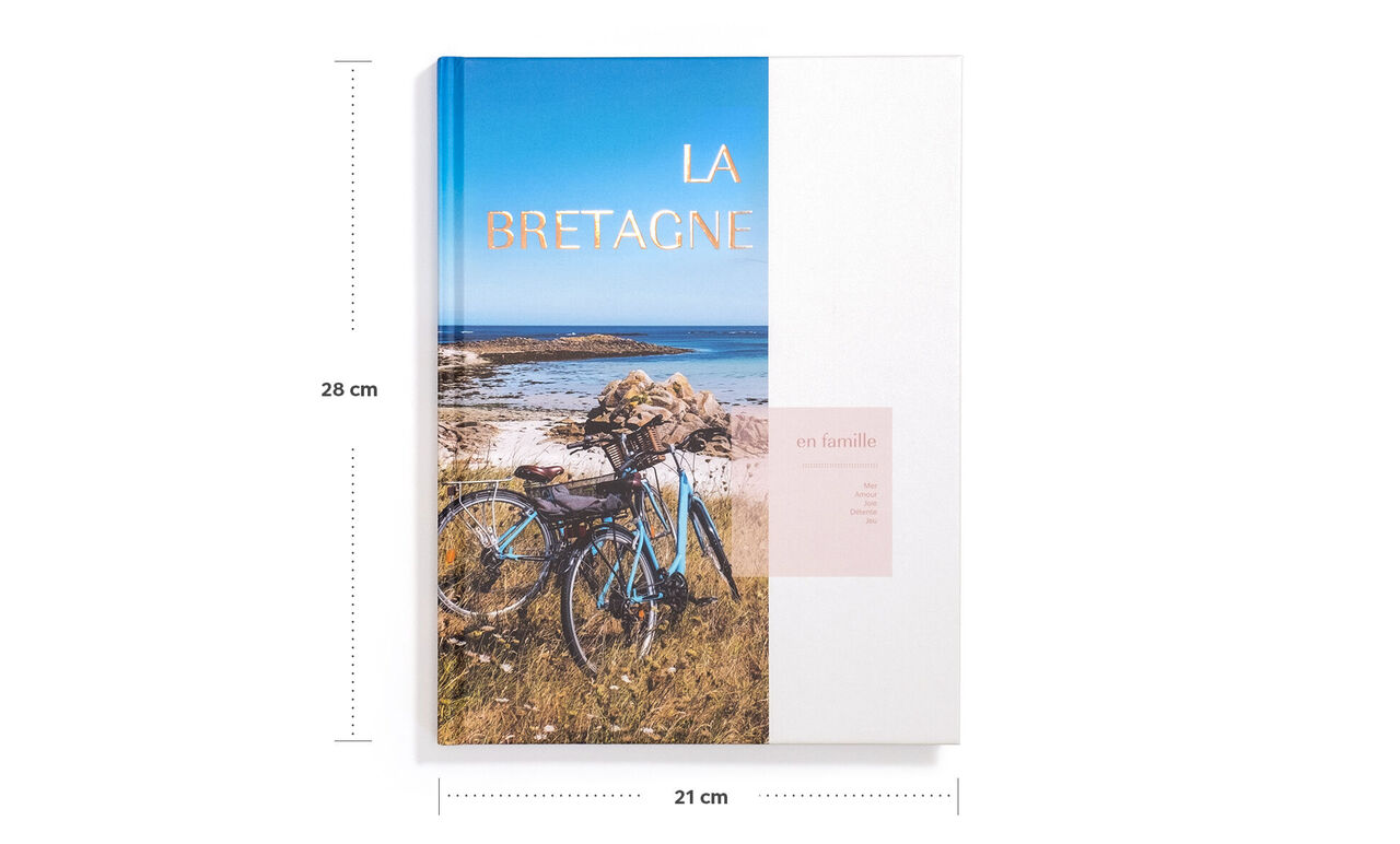Un album photo au format A4 Portrait de 28x21 cm avec une photo de plage sur la couverture et écrit dessus La Bretagne