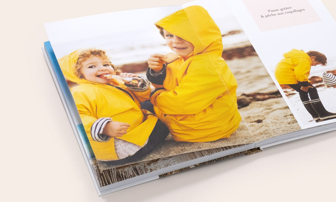 Un album photo A4 portrait avec ouverture à plat montrant des photos d'enfants à la plage