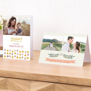 Cartes d'invitation sur une table avec des motifs joyeux
